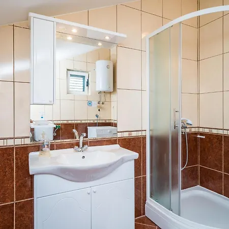 Vikendica Gorgeous In With Kitchen Orasac